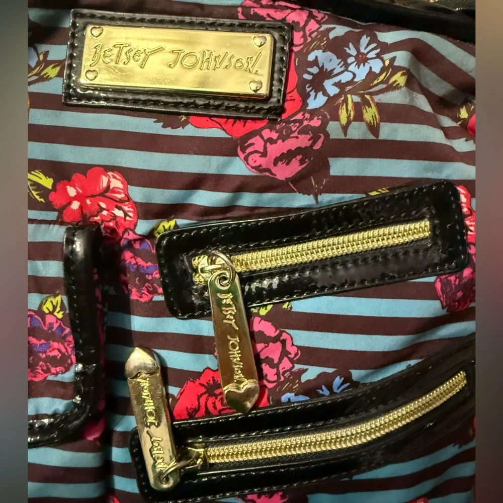 Betsey Johnson floral crossbody Tote + Multi Pockets - Picture 2 of 6